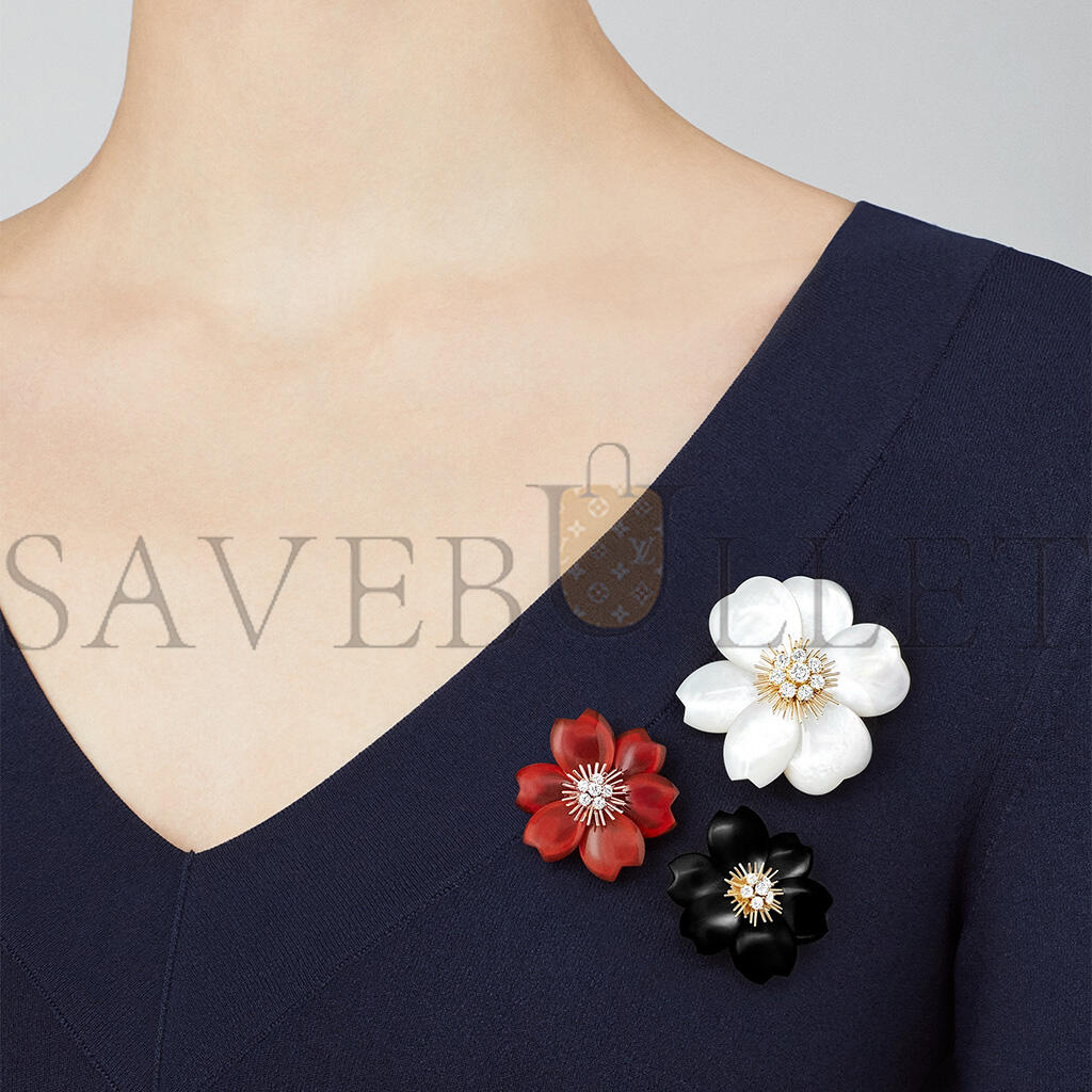v*n cl**f arpels rose de noËl clip, medium model - yellow gold, D1am0nd, onyx vcaro9b300